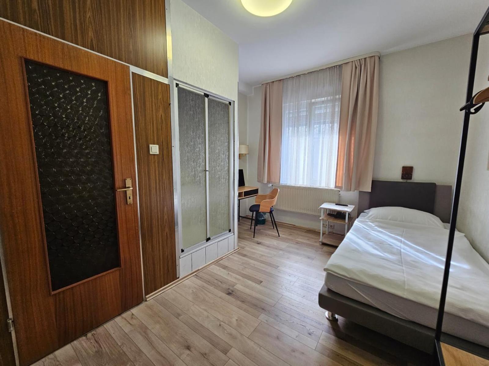Hotel Haus Isenburg Neu-Isenburg Buitenkant foto