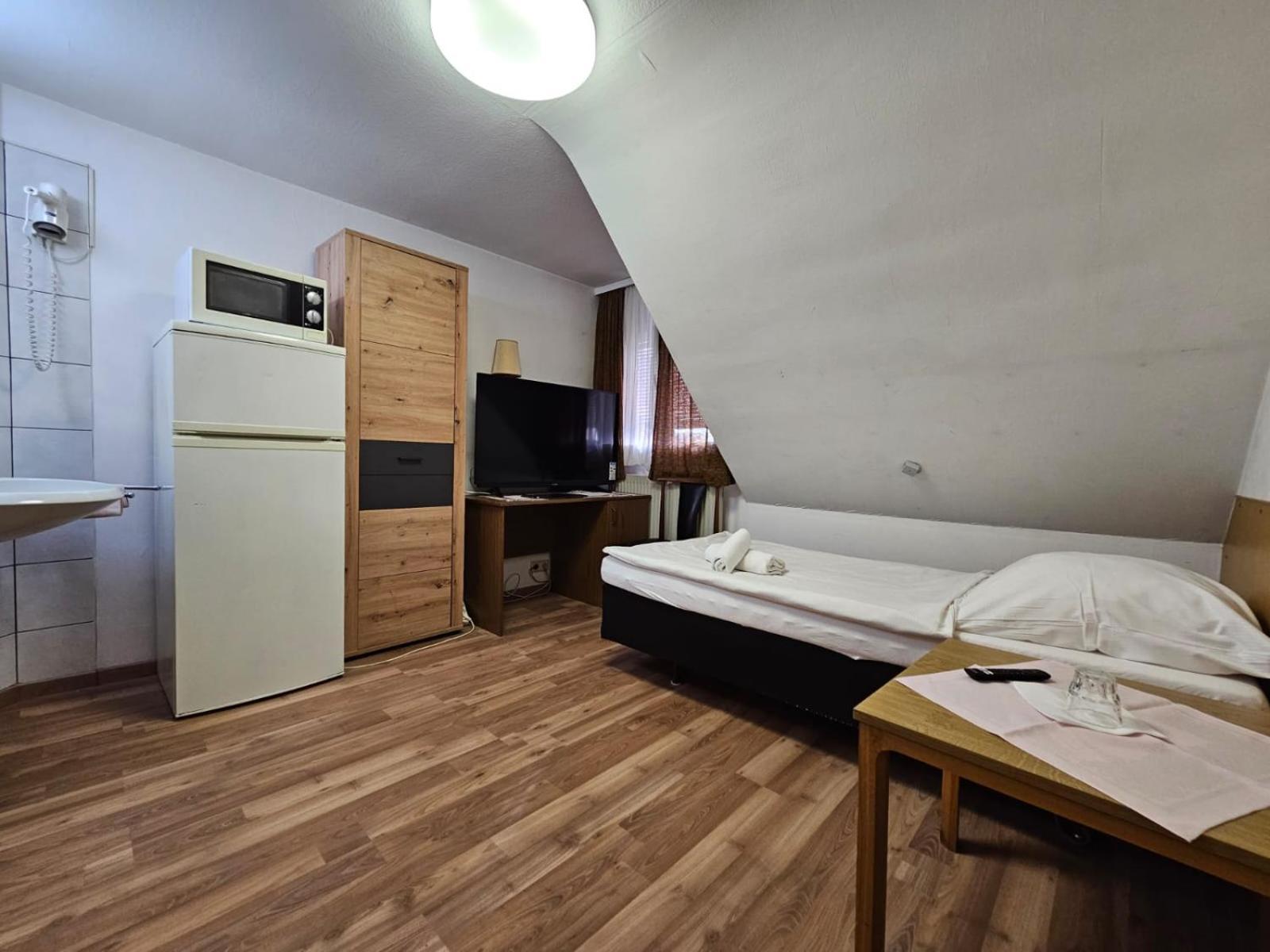 Hotel Haus Isenburg Neu-Isenburg Buitenkant foto