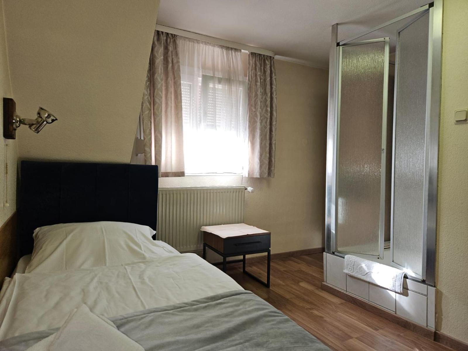 Hotel Haus Isenburg Neu-Isenburg Buitenkant foto